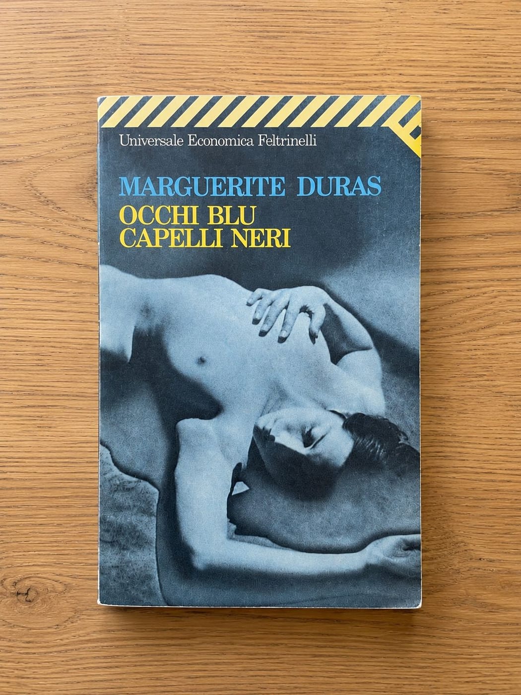 Occhi blu capelli neri